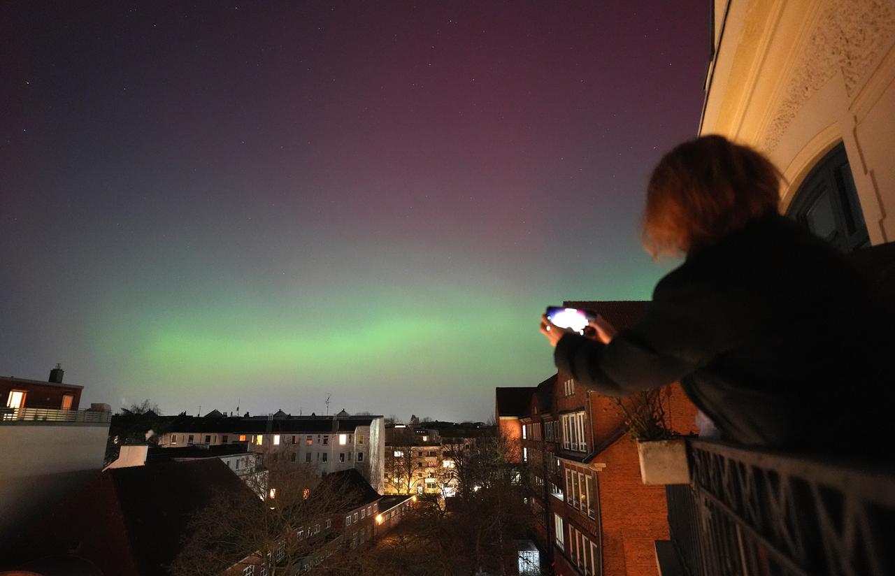 上周，德国多地出现了罕见而迷人的自然奇观——北极光。夜空被点亮，染成了绿色、红色