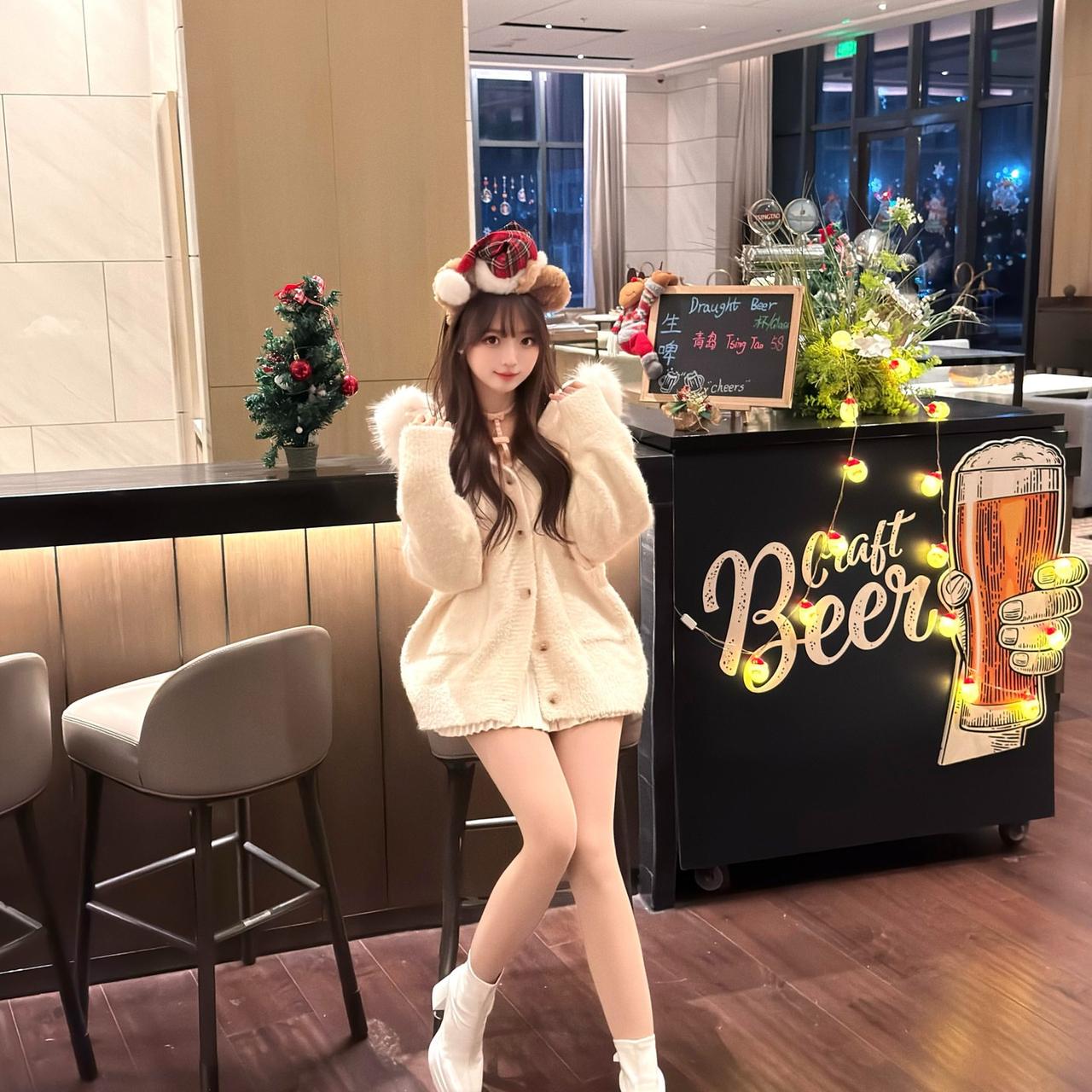 圣诞氛围下的温馨酒吧，甜美女孩与圣诞树相伴，享受美好时光。女生怎么穿搭会看着很温