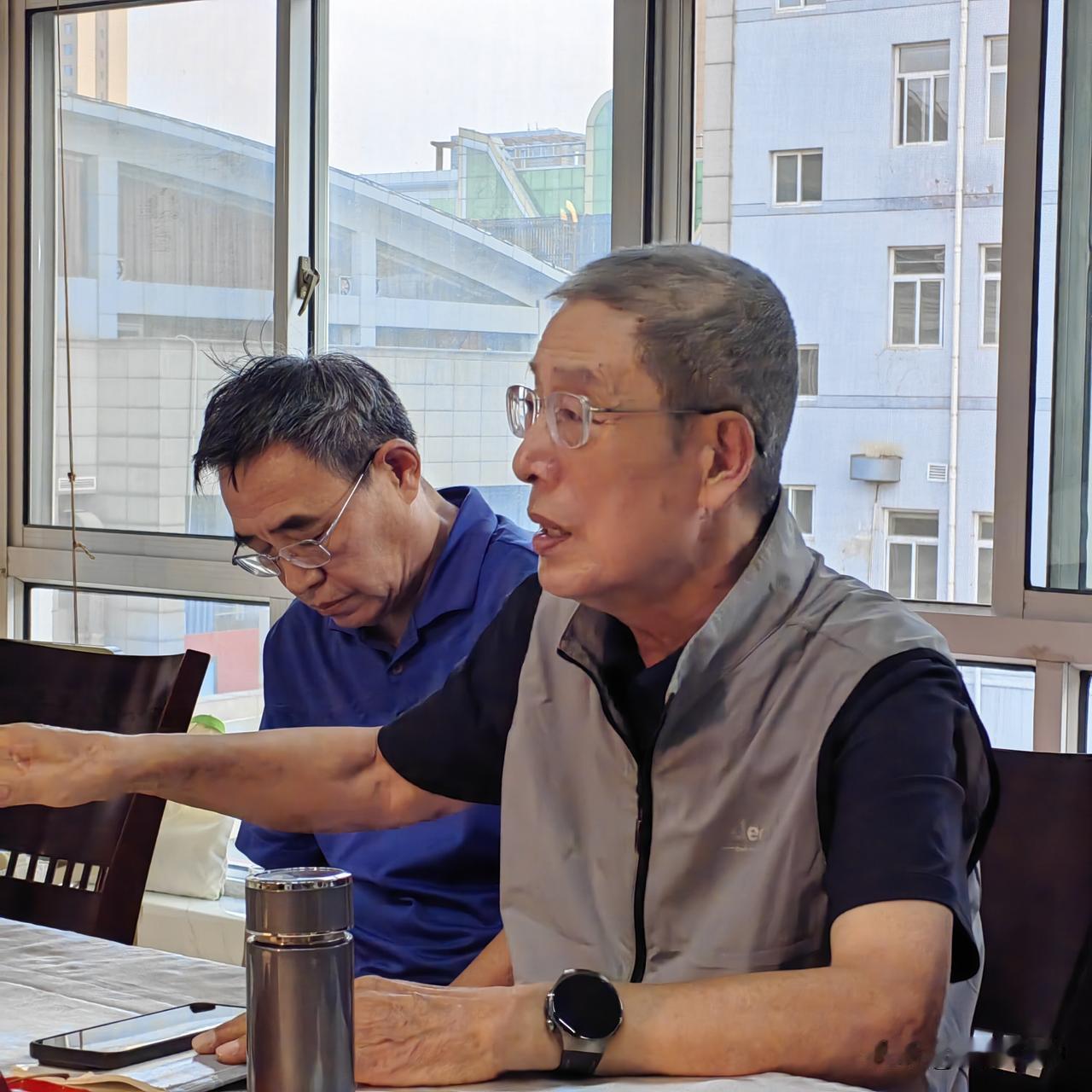 武江波老师热心、醉心于公益文化活动，今天我拍到了他的一组特写。
他写很多书了，我