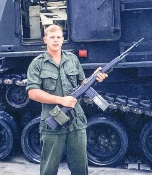 1965年，美军陆战队员希尔顿被派到越南战场后，部队便给他分配了一支M14自动步