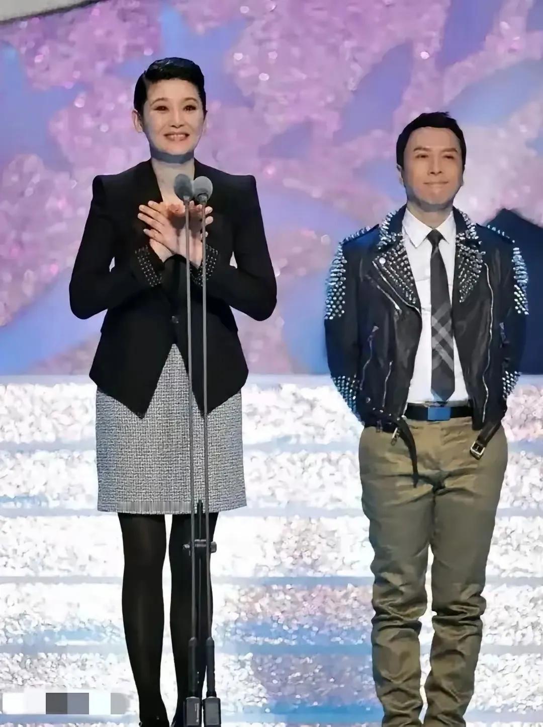 俆帆与甄子丹同框     两人身高相差这么多，这不符合事实呀，甄子丹身高173㎝