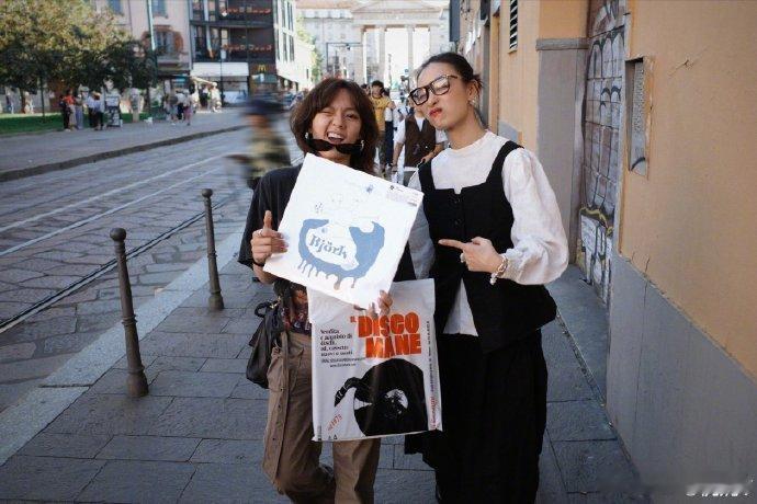 倪妮米兰之行库存 倪妮米兰之行库存好帅，还晒了和文淇的合照~倪妮晒和文淇合照 ​