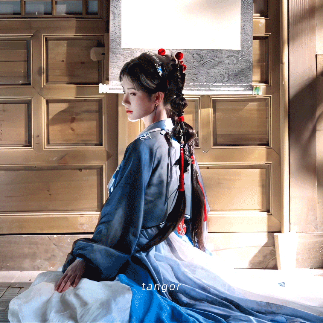 鞠婧祎录来战团综路透来战团综 看路透小鞠扎着双马尾，一下子就想起了阿黛，好萌好可