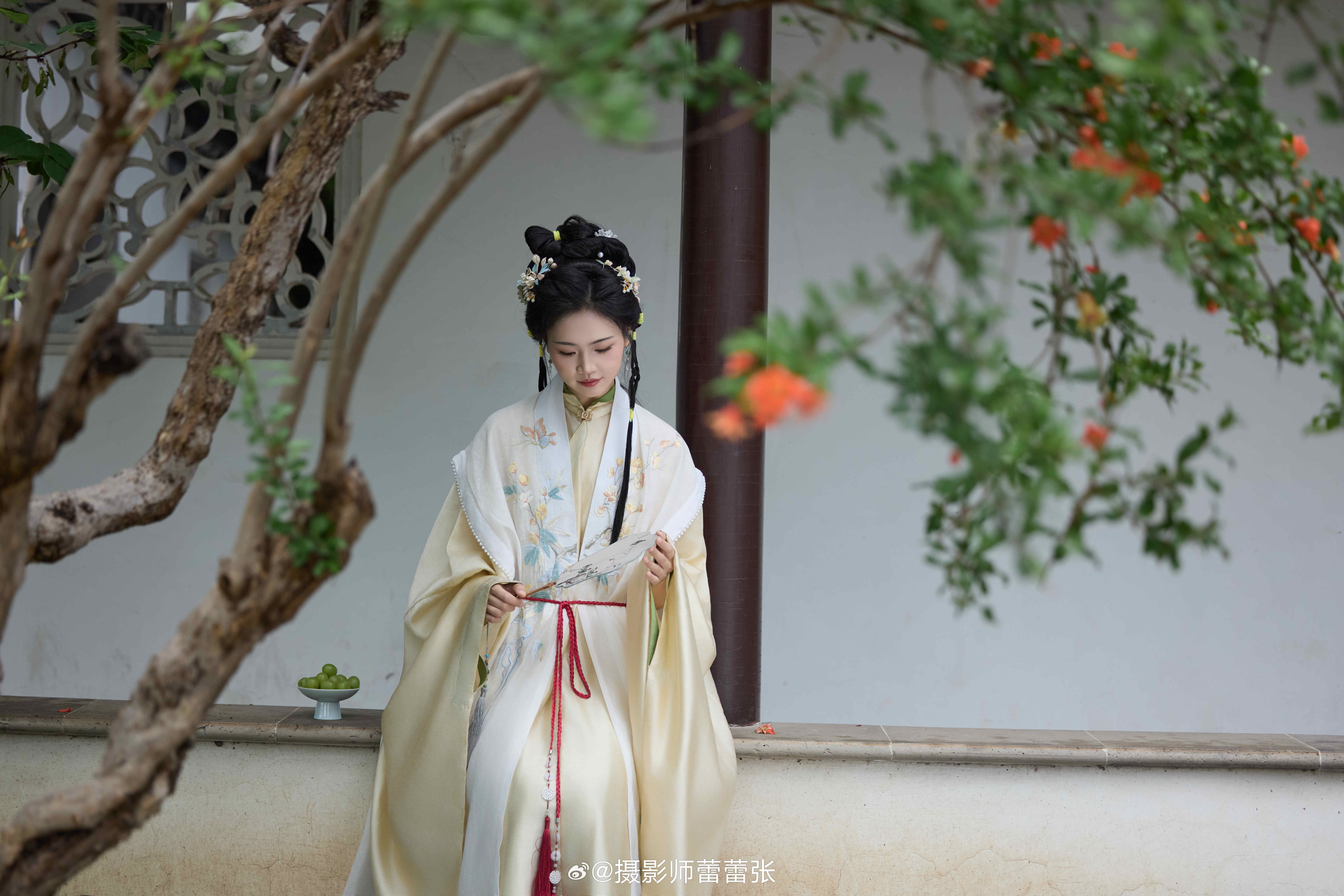 这组是在北京园博园拍的明制客片，直接被客妹的书生气质戳中那种柔而不弱的安静感，不
