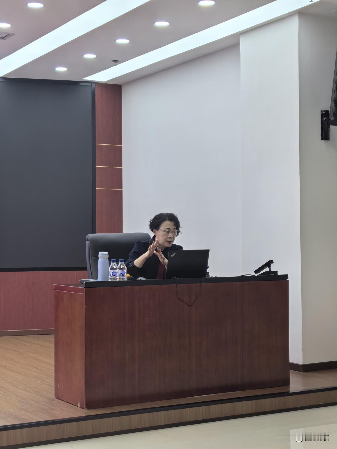 今天下午，我在培训现场游走讲课，客户方非让我到讲台讲，为啥？

培训机构刚才发来