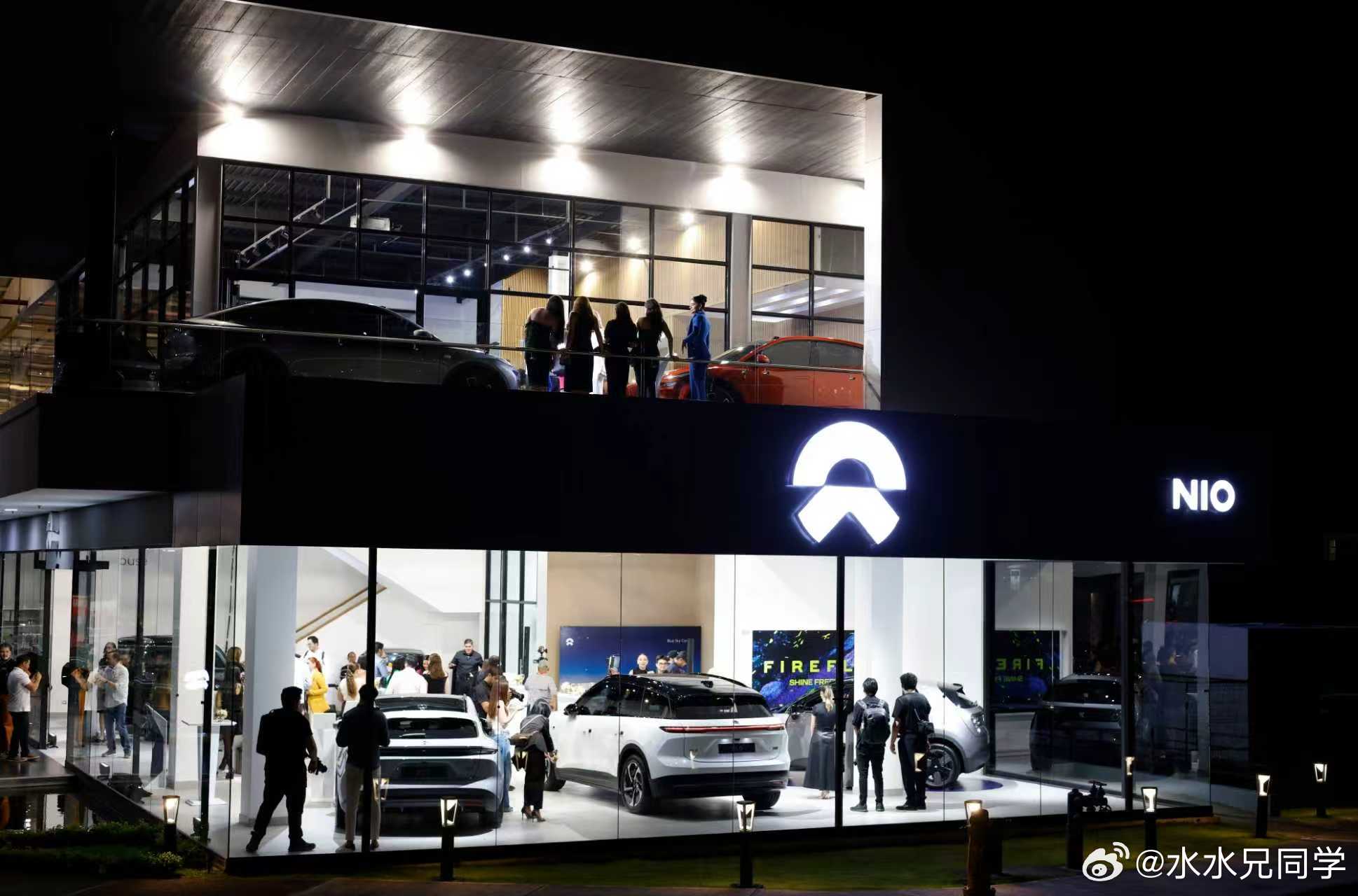 蔚来在哥斯达黎加开的店，看来是sky模式，三个品牌在一个门店里面。出海嘛，就要有