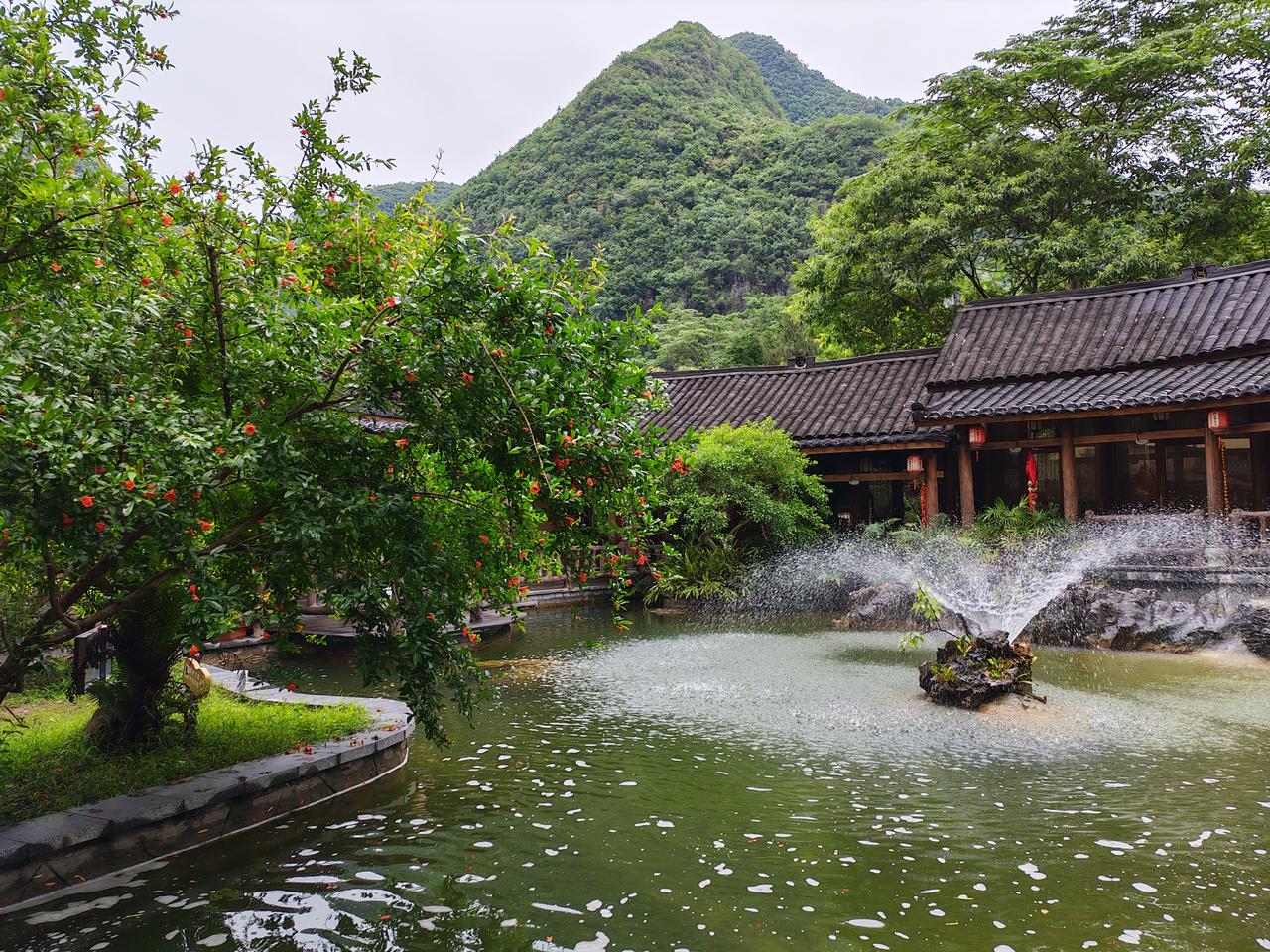 藏在山水间的中式园林，一眼就爱上了
 
雨后的园林自带滤镜，远山如黛，近水含烟，