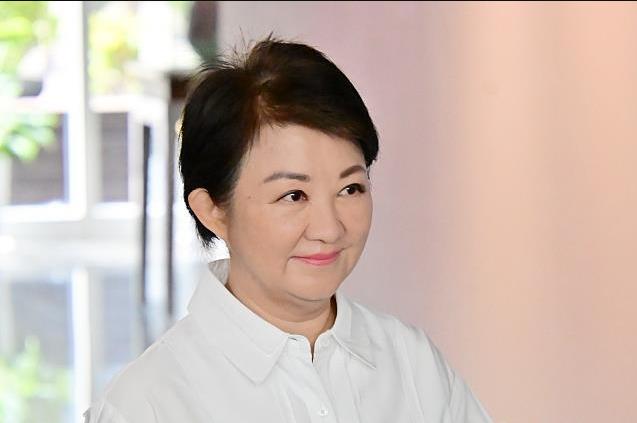 台湾有人责问卢秀燕了，去年朱立伦下台你在干嘛？

国民党最困难的时候，郑丽文毫不
