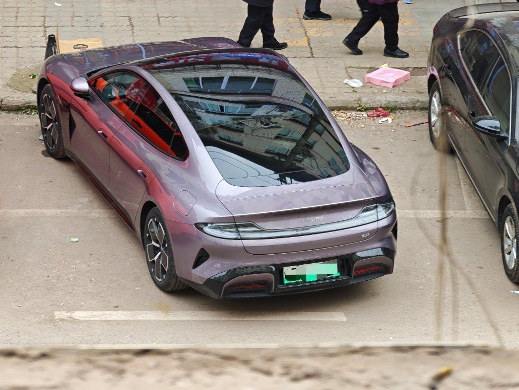 这两天在乡镇居然都看到了好几台小米，在一堆车里，线条和车漆质感格外显眼