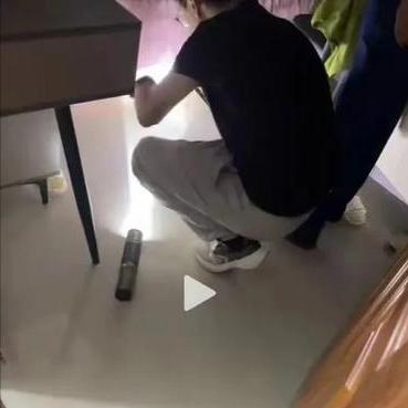 广东广州，一女子下班回家时，突然发现门口有很多污渍，仔细看过后，竟然发现这些污渍