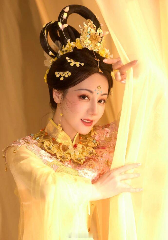 迪丽热巴、娜扎中秋晚会古装造型 ​​​