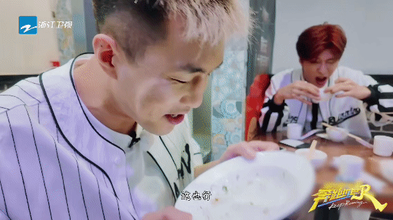 你们当中有12个人吃得很香 哇哈哈哈跑男团这是集体被美食夺舍了吧？李晨郑恺左右开