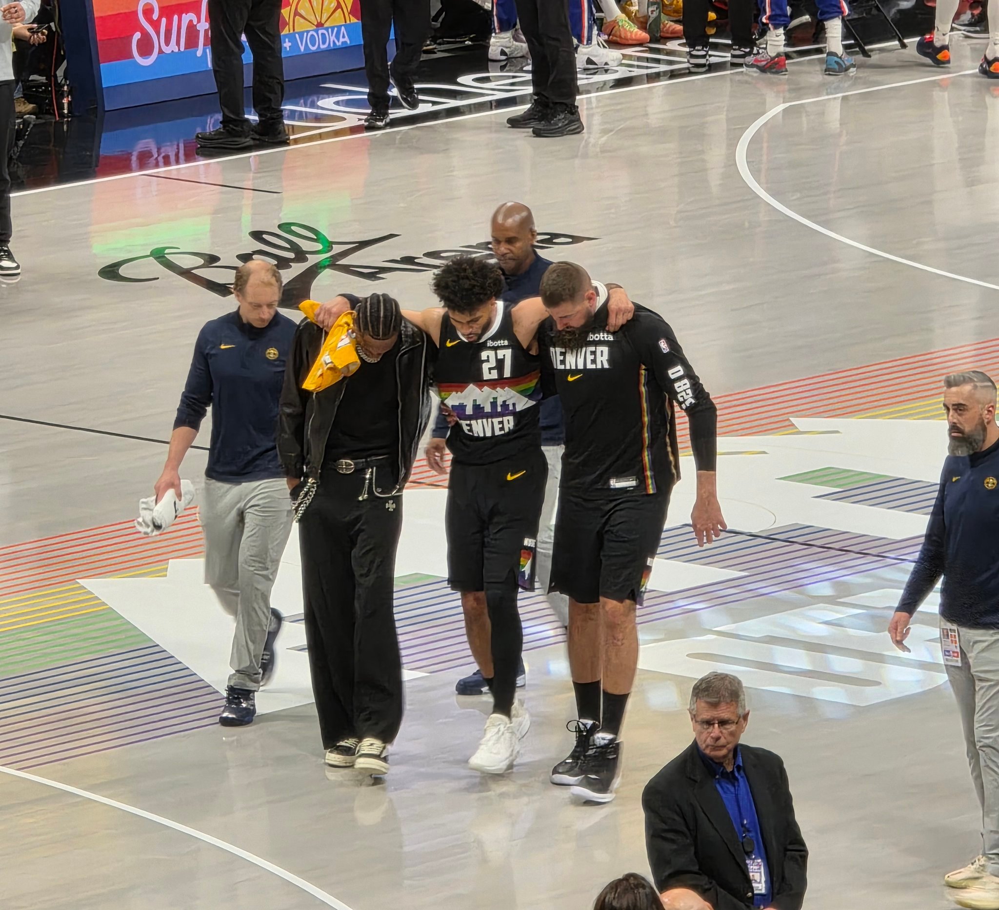 掘金今年有毒啊...穆雷防守踩到约老师，崴脚被搀下去了...尼克斯vs掘金