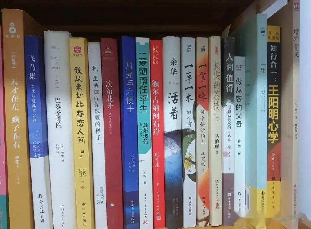 《额尔古纳河右岸》是一部描写鄂温克人生存现状及百年沧桑的长篇小说，展示了弱小民族