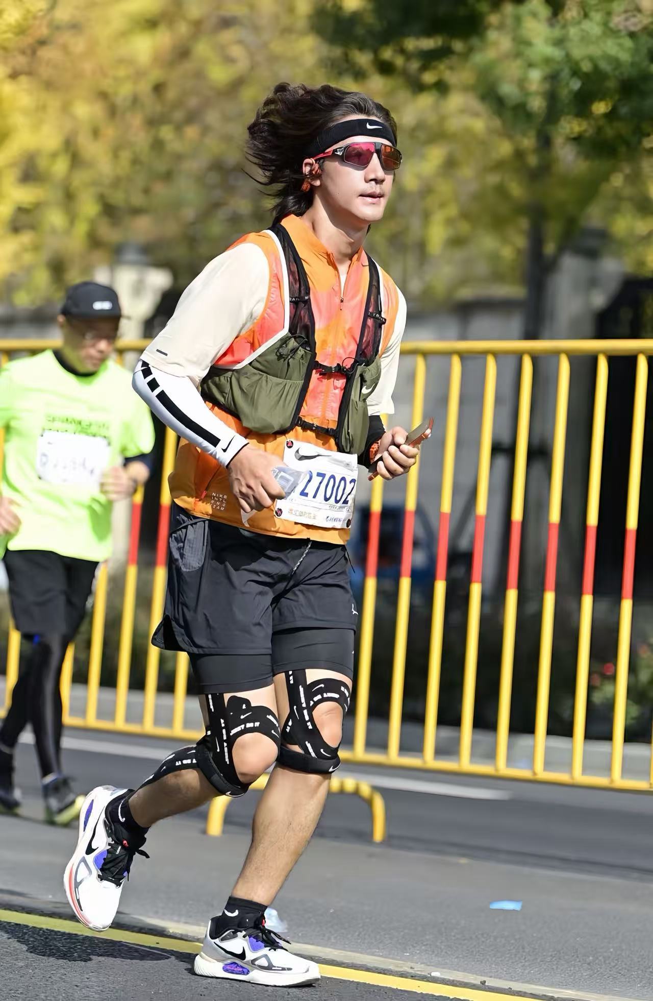 此沙完成42公里马拉松“像跑4公里般轻松”。背后付出的汗水与努力可见一斑，恭喜他