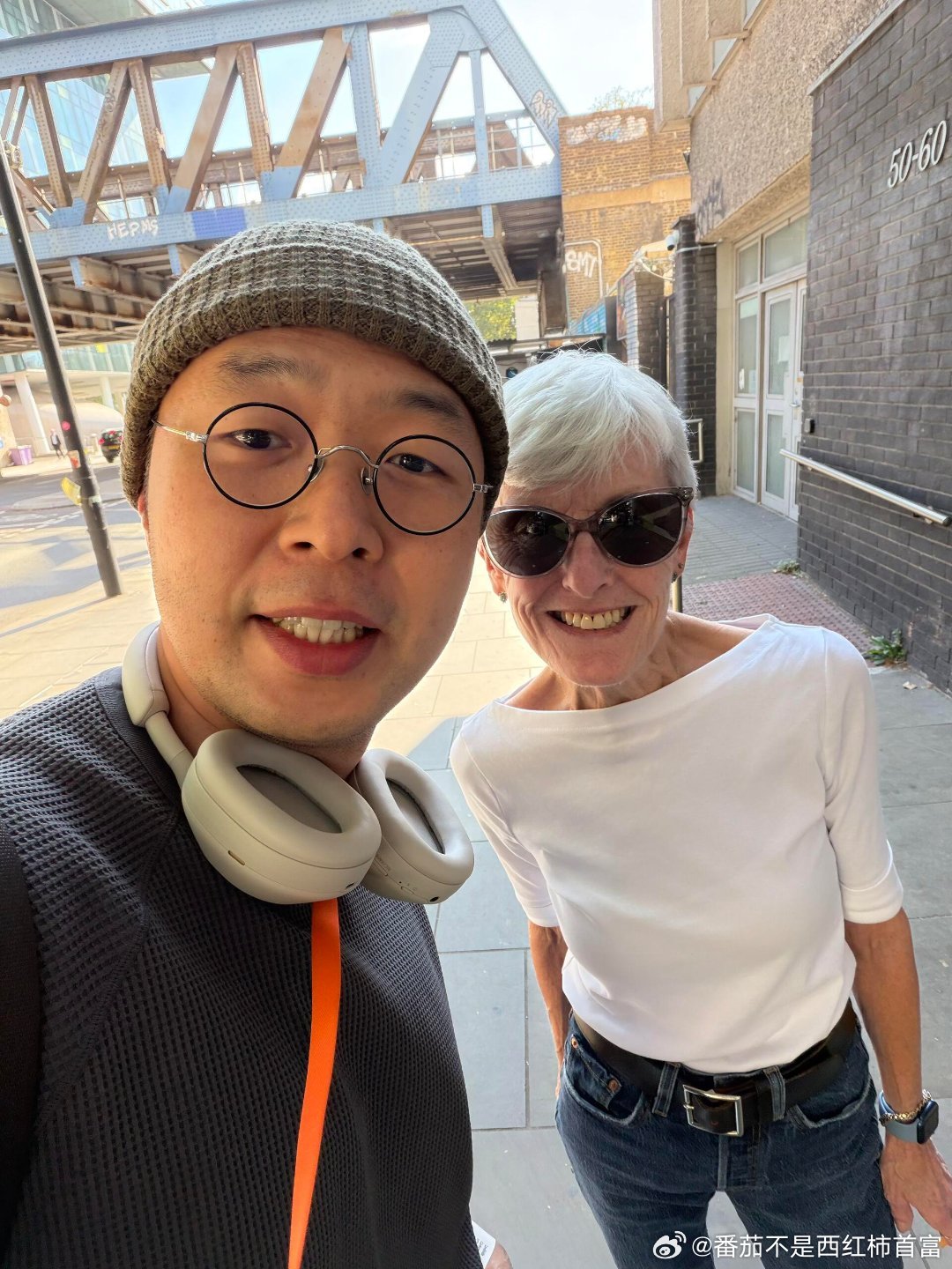 杜海涛在脱口秀讲自己的英国留学经历，还是挺佩服他的，离开熟悉的环境，一个人到英国