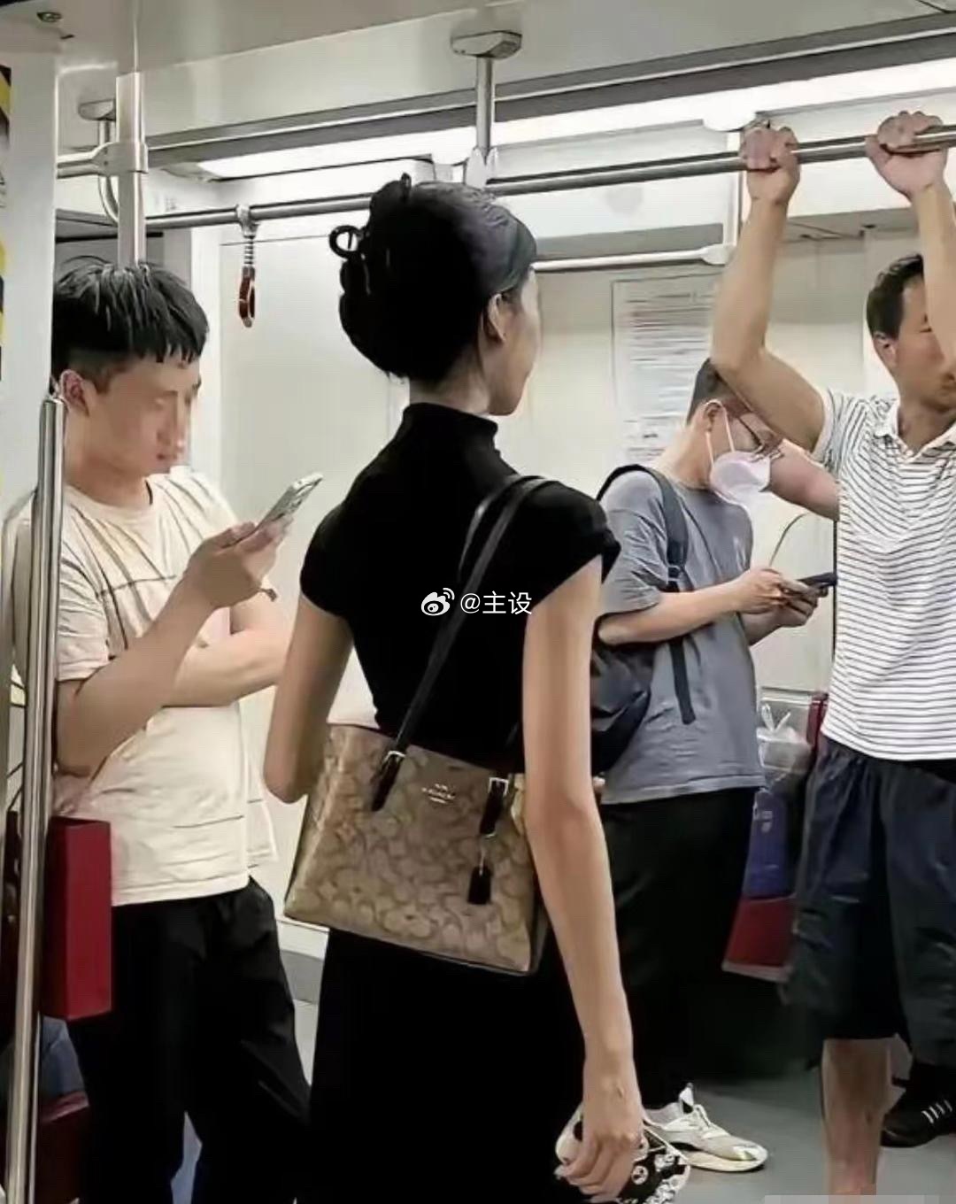 这哥们坐地铁都忘不了做几个引体向上 