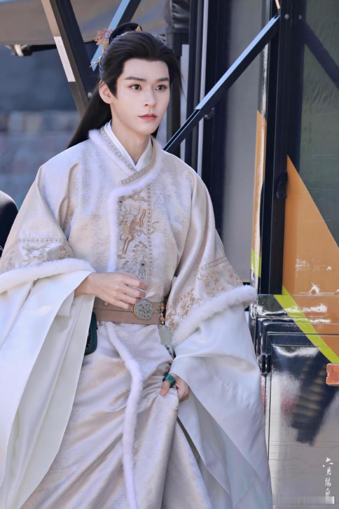 龚俊古装温润贵气感 冬日古装的氛围感拉满，米白长袍镶着绒边，像从暖阳里走出来的世