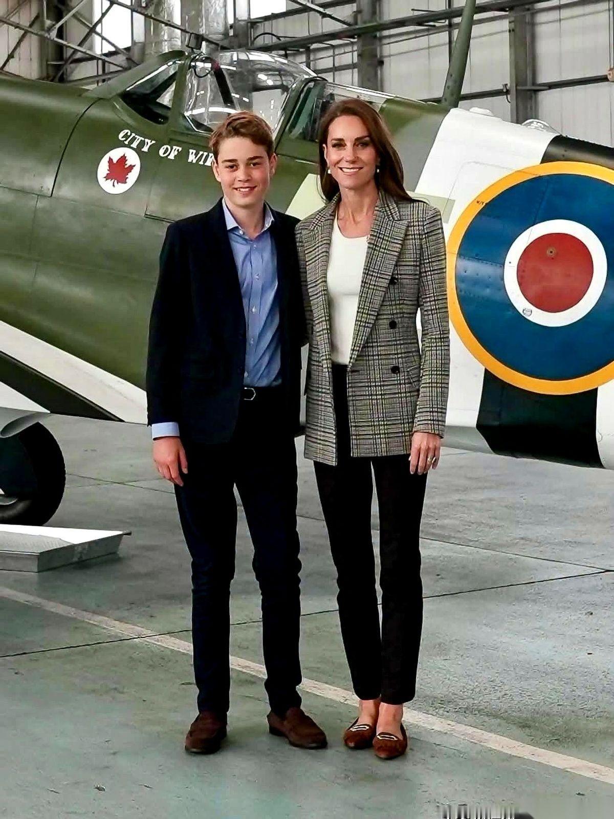武装部队日这天的英国皇家空军科宁斯比基地，迎来了特殊的访客——威尔士王妃带着乔治