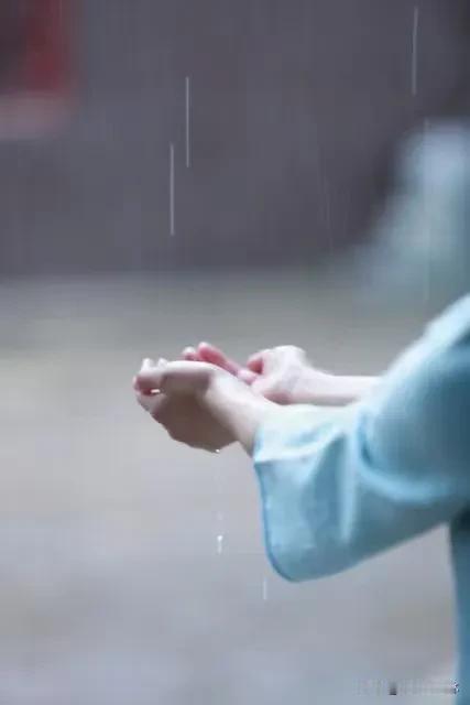 七律·半生悟真
半生栉雨任漂沦，
阅尽繁华识本真。
利禄虚浮皆幻梦，
康平福寿乃