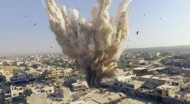 情况失控！榛树导弹击中利沃夫仅数小时，英法德三国领导人火速连线，捷克外长车厢里刚