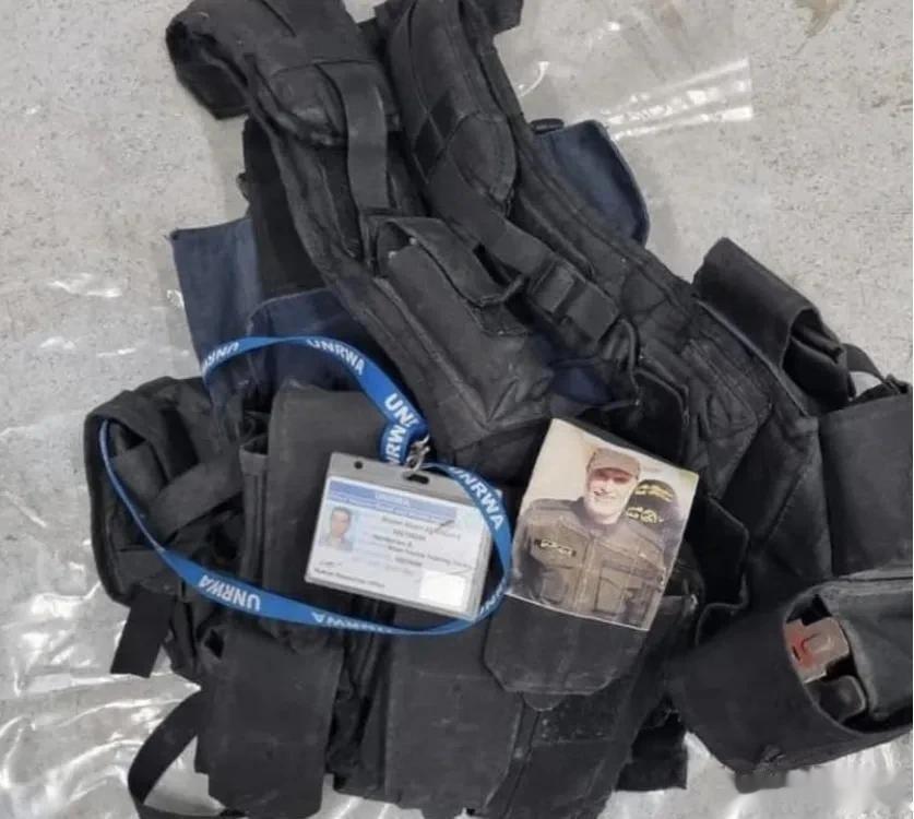 以色列国防军在加沙地区搜查时，在一件哈马斯武装分子的战术背心里面居然发现一张联合