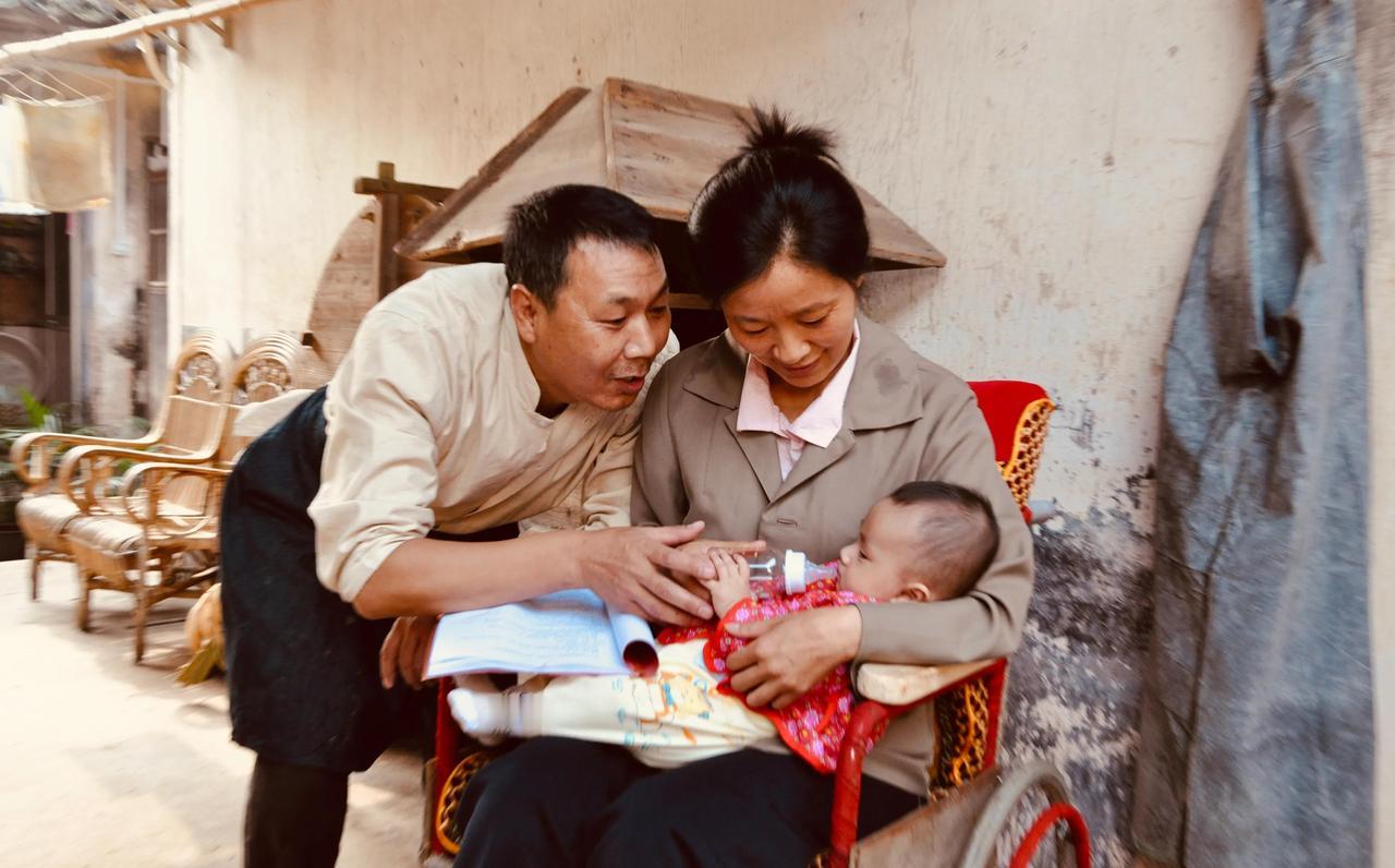 1993年，43岁的光棍老彭娶了一个41岁的瘫痪女人为妻。新婚夜，新娘抹着眼泪说