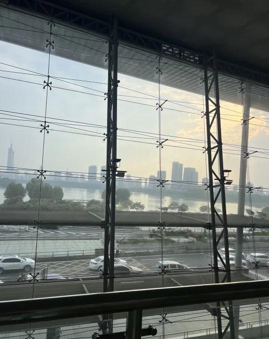南京站外面的湖好美啊
我爱的城市自带BGM 高铁