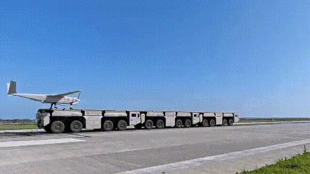 三辆卡车首尾一接，三十多米轨道拼好，一架无人机嗖地弹上天——连个火星子都没冒。