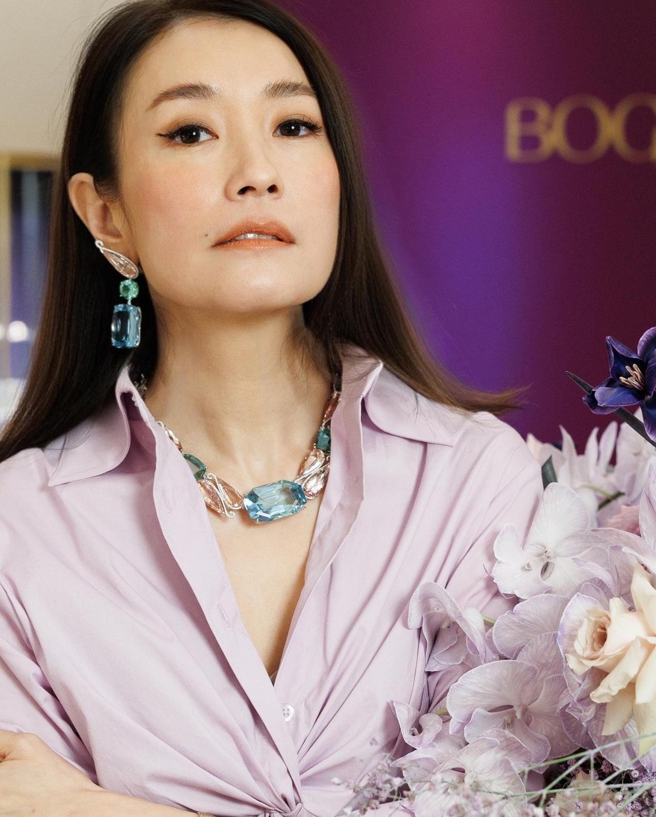 她曾经是香港女歌手，在TVB拍过不少电视剧，印象最深刻就是和当年刚出道的谢霆锋合
