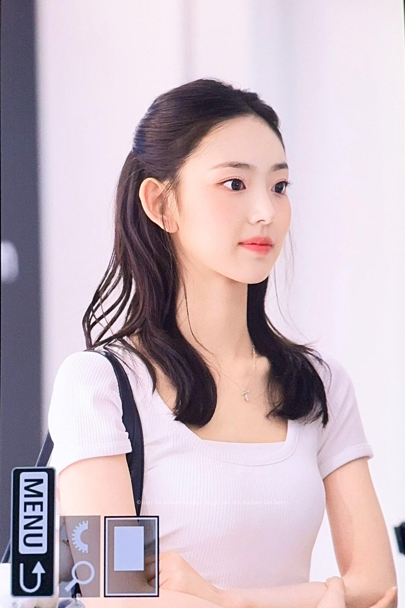 李修旻一对耳朵快比脸蛋还大了 美丽的最高境界就是穿白T也能一眼优越[捂嘴哭] ​