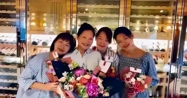 大S，最新状态曝光！6月14日是小S的45岁生日，S家母女4人的合影曝光，大S的
