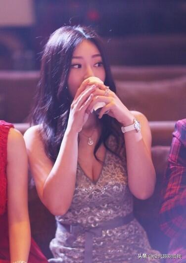 柳岩喝饮料可爱表情被抓拍