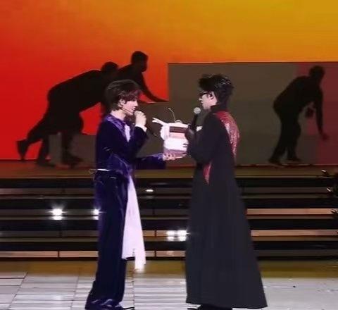 青岛演唱会棍铲双人互动氛围感封神！双人talking有说有笑，互相配合，思维完美