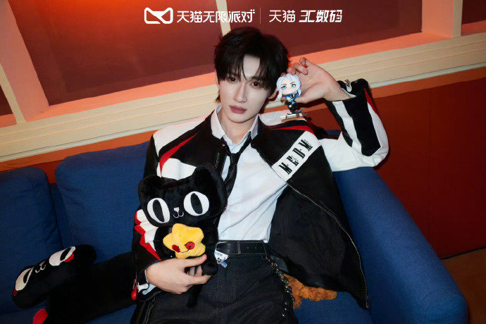 余宇涵手感余宇涵我会努力的从练习室到舞台中央，余宇涵的手感从未掉线，坚持与热爱皆