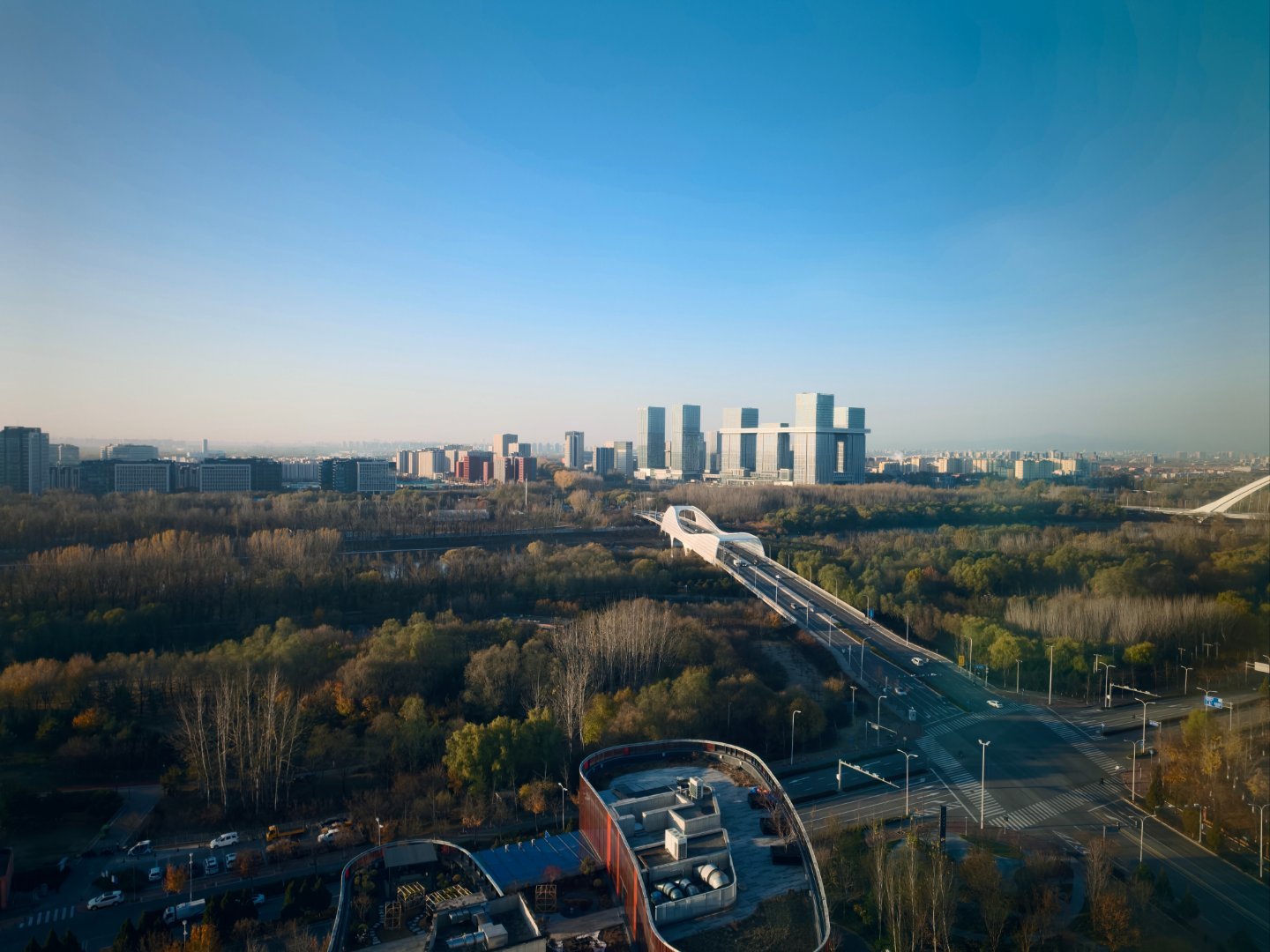 出差比在深圳起得还早。[傻眼]在北京遇到这么好的天气，是不是挺难得？  ​​​