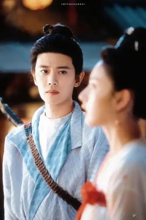 同样是“任嘉伦深情看女主”，论这眼神，谁能顶的住，他是怎么做到眼里有每个人的！