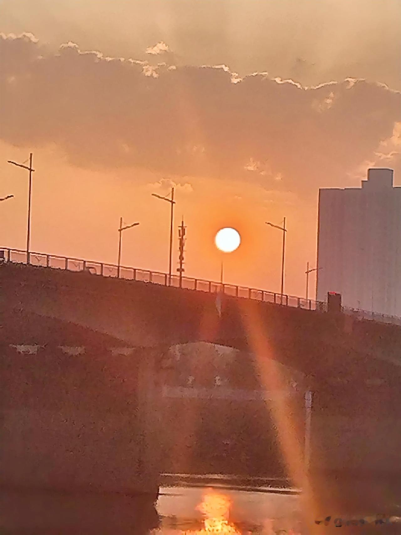 六一朝阳图。
今天是普天之下的欢乐儿童节。
在衡阳市湘江新大桥西岸，清晨六点正，