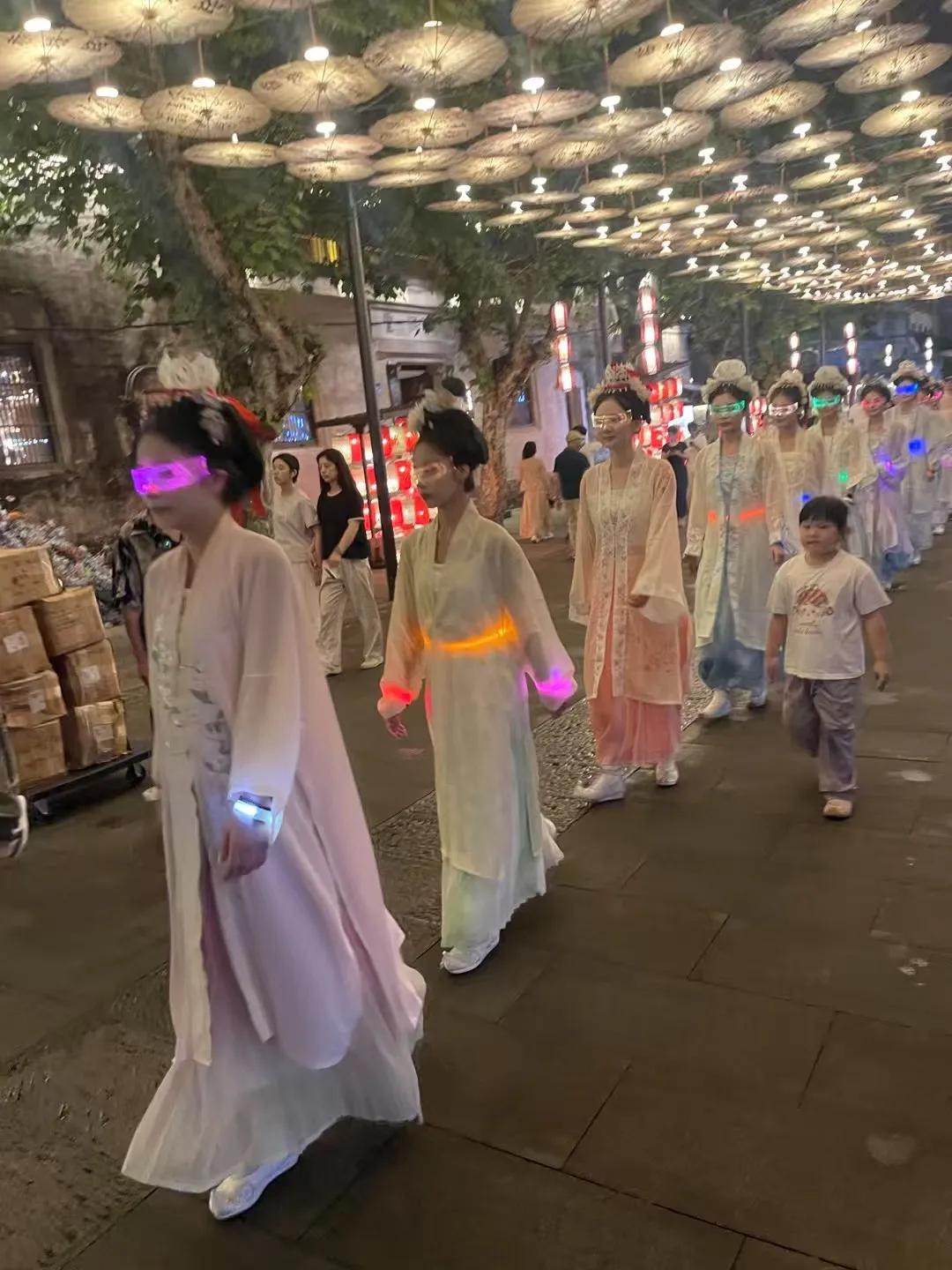 临海紫阳街的情景
纯为政府行为聚人气！
（各地景点同质化过于严重，千篇一律，毫无