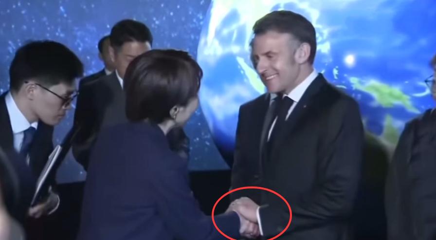 日本首相陪马克龙参观太空技术公司的画面又火了！
4月1日，马克龙和日本首相会晤引