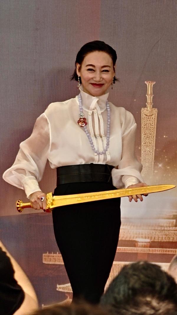 今天惠英红在出席时尚活动的时候走经典的黑白搭配风格，看上去格外的显年轻。

惠英