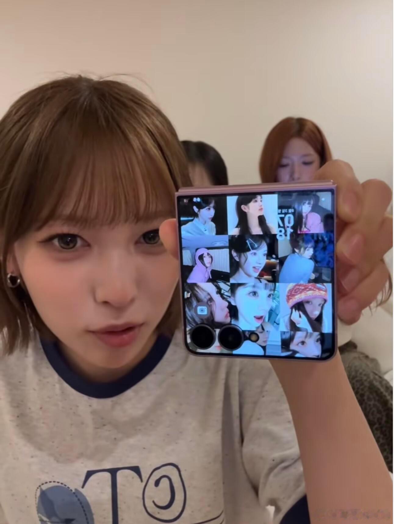 美女喜欢美女！韩团Rescene的李睿彬May在直播分享了自己的手机壁纸是田曦薇