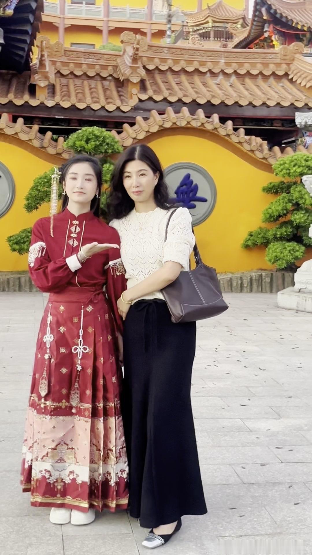 妈妈穿了素雅的旗袍，我选了带小碎花的明制马面，裙摆转动时像把春天穿在了身上。阳光