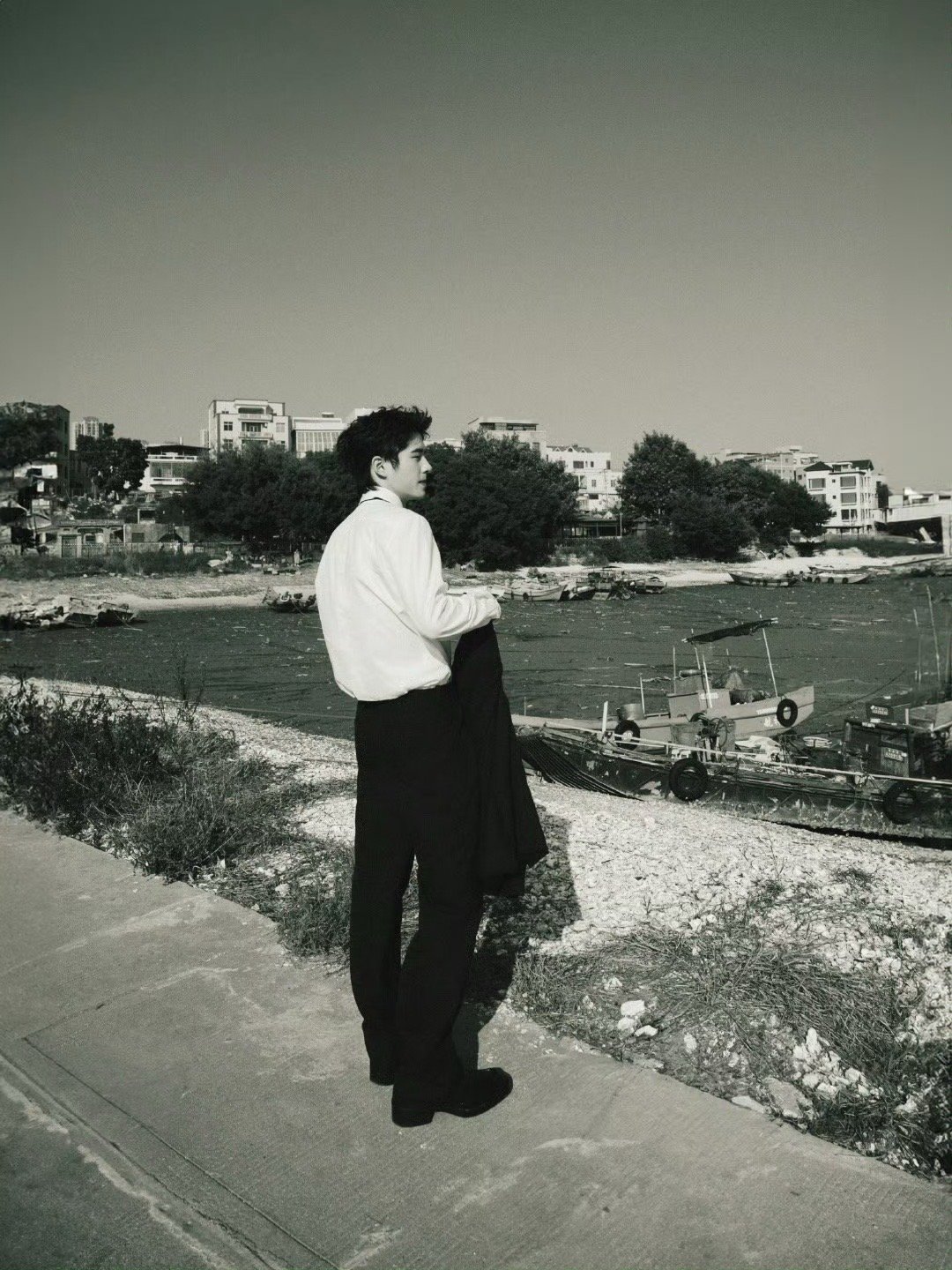 霓虹灯牌在他瞳孔里碎成星辰，渔港的潮气缠绕着少年衣角。这哪是寻常海风？分明是港片