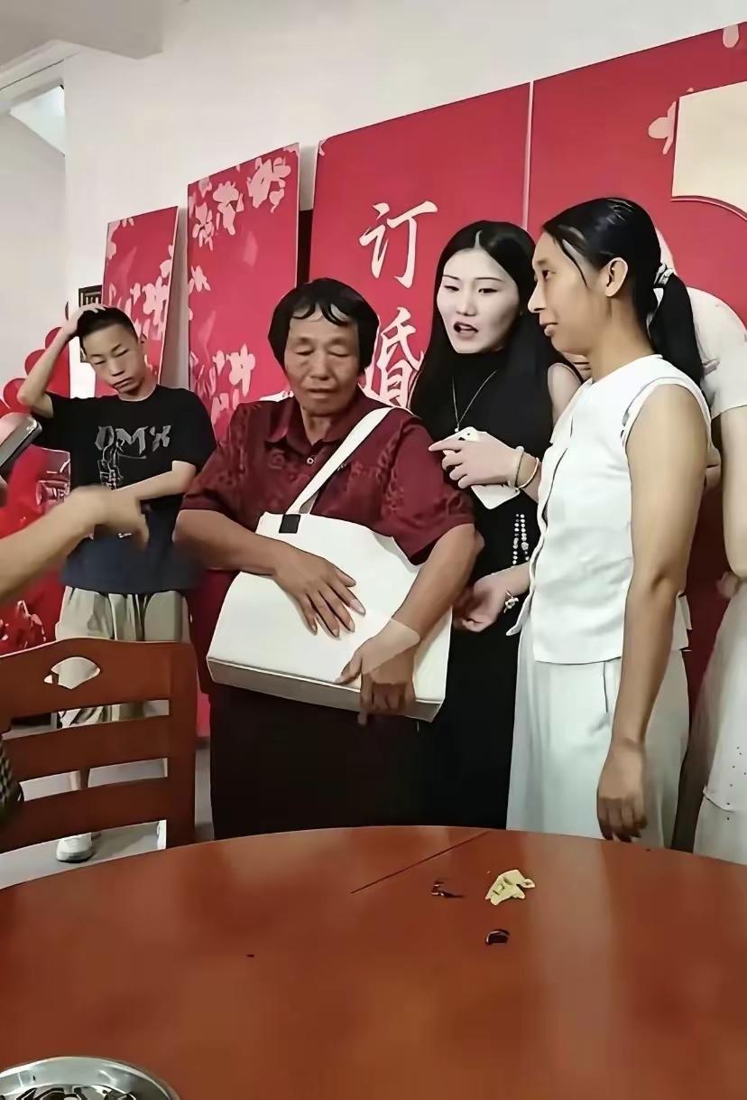“这波赚大了？”小两口订婚，丈母娘拿到20万彩礼后，全程眼神戒备，紧紧抱着不撒手