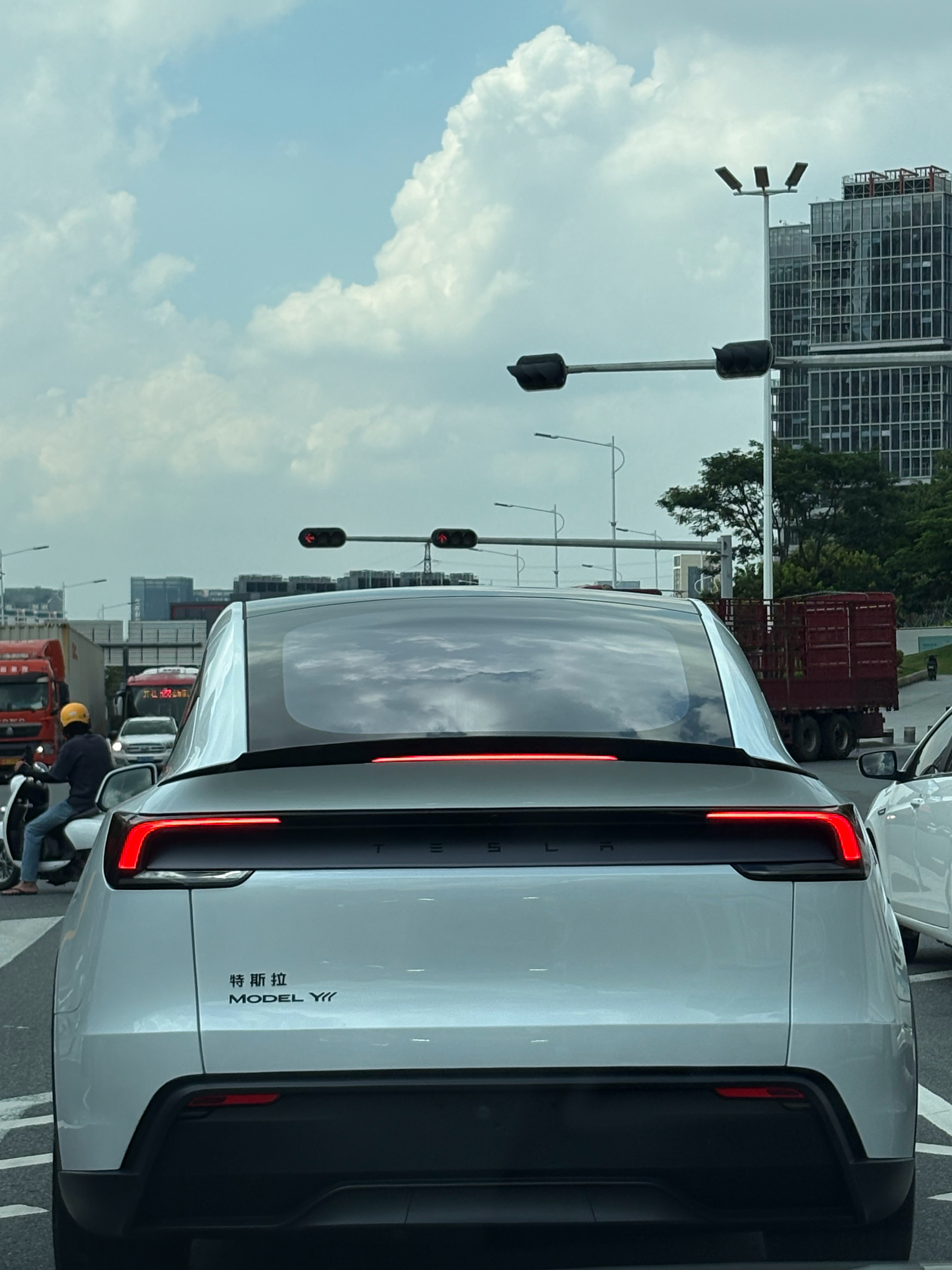 路上可以陆续看到 Model YL 了，据说这台车卖爆了，之前预算买长续航 Y 