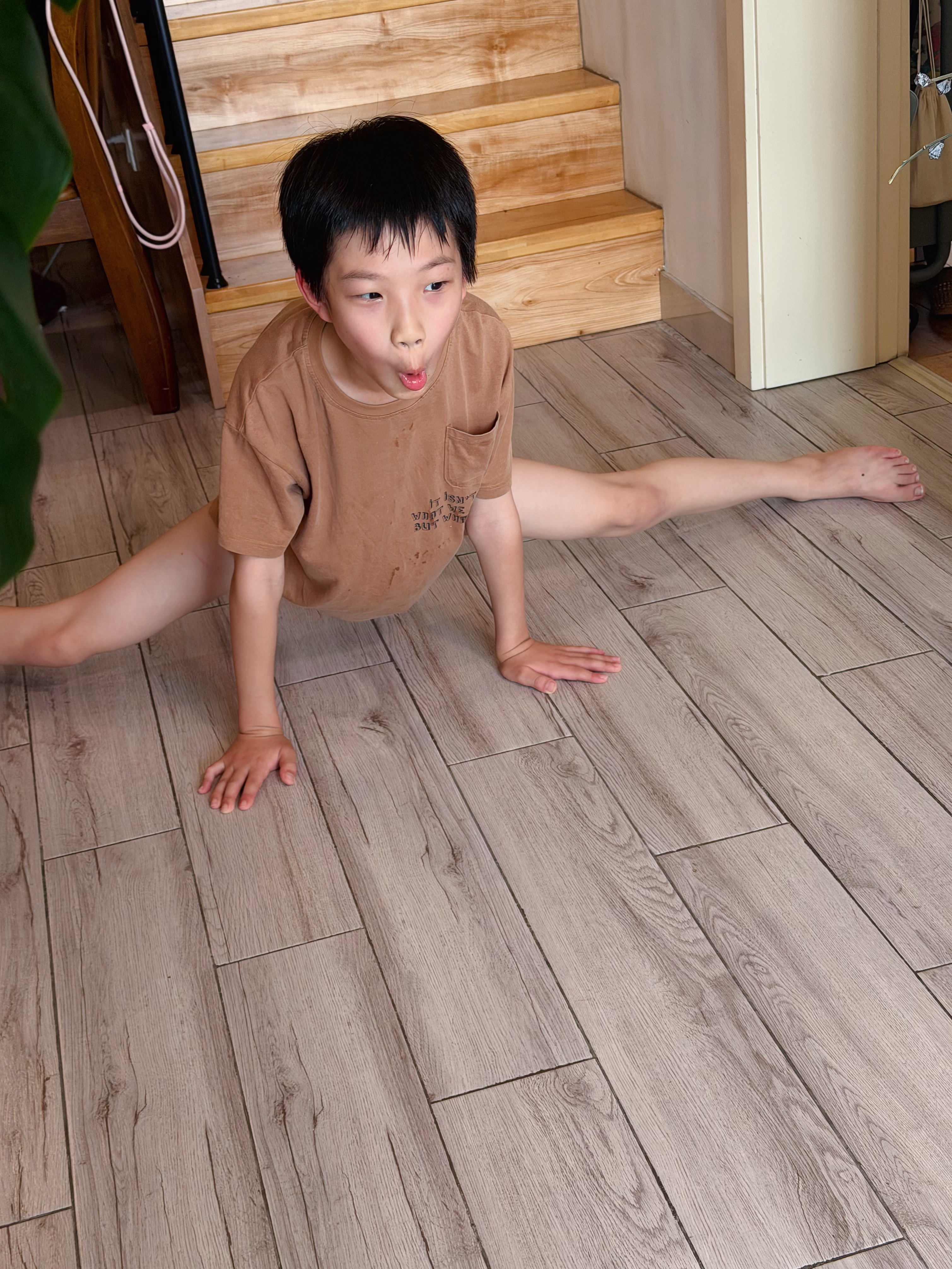 在家劈叉玩。小学生小添