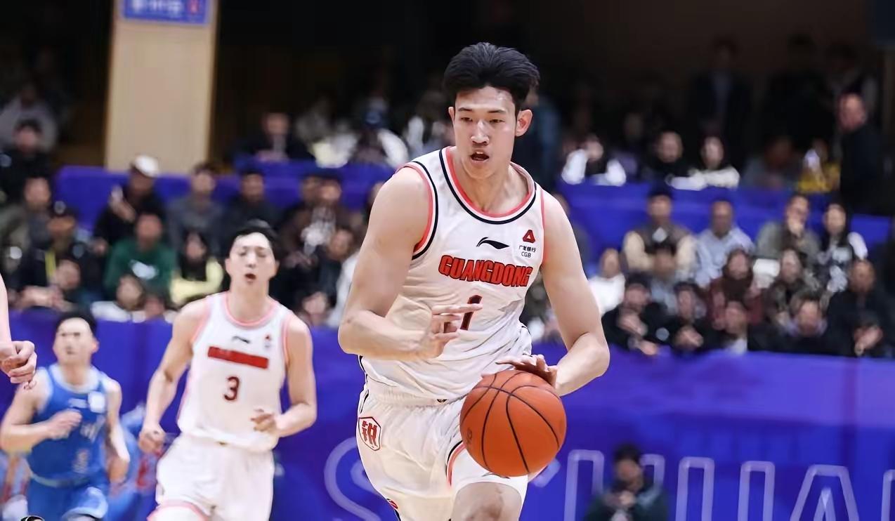 黄明依和杨腾飞互换东家？
两人都同属三四号位的球员，就数据而言都没太出彩的表现，
