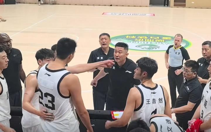 这是咋了？杜锋和徐昕疑似意见不合互怼，随后被拉开！

团结杯比赛暂停，杜锋和徐昕