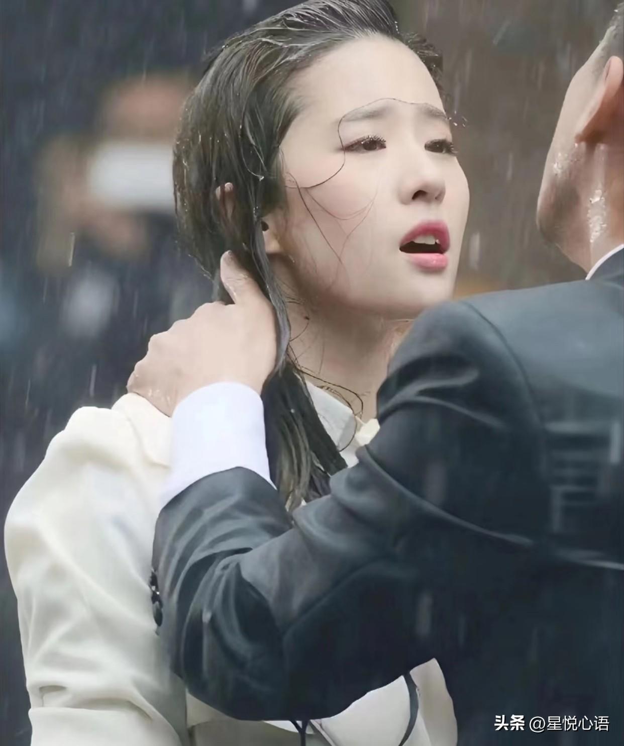 男人永远拿捏不了独来独往的女人。
她们敢独处、能扛住孤独，
骨子里藏着霸气和傲骨